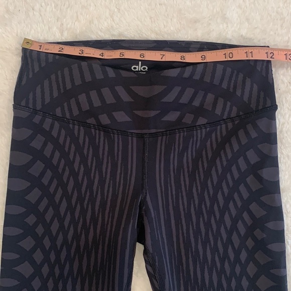 Alo Yoga Airbrush Engineer Pattern Black Leggings - Picture 9 of 15